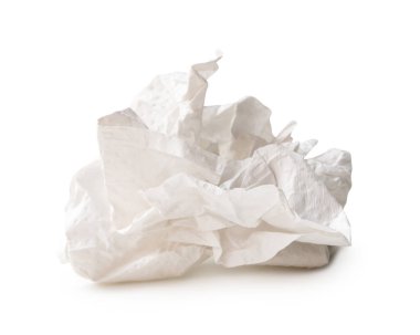 Kullanımdan sonra beyaz buruşmuş kağıt topun yan görünümü kırpma yolu ile beyaz arkaplanda izole edilir.