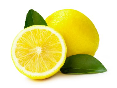 Yarısı yeşil yapraklı taze sarı limon meyvesi manzarası kesme yolu ile beyaz arka planda izole edilmiştir..