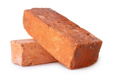 Yığındaki eski kırmızı veya turuncu tuğlaların yan görünümü kırpma yolu ile beyaz arkaplanda izole edilmiştir.