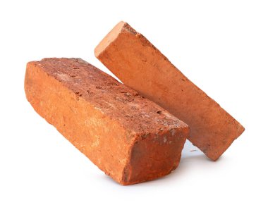 Yığındaki eski kırmızı veya turuncu tuğlaların yan görünümü kırpma yolu ile beyaz arkaplanda izole edilmiştir.