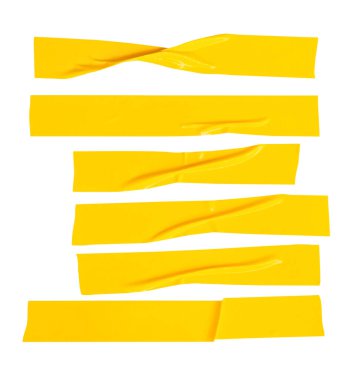 Kırışık ya da buruşuk sarı yapıştırıcı bant ya da şerit şeklinde kumaş bantların üst görünümü kırpma yolu ile beyaz arkaplanda izole edilmiştir..