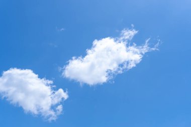 Sabahları veya akşamları bulutların garip şekilli güzel mavi gökyüzü dekoratif sanat eserlerinde doğal arkaplan dokusu olarak kullanılır..