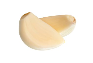 Soyulmuş beyaz sarımsak karanfillerinin üst görünümü kırpma yolu ile beyaz arkaplanda izole edilir.