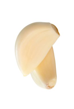 Soyulmuş beyaz sarımsak karanfillerinin üst görünümü kırpma yolu ile beyaz arkaplanda izole edilir.