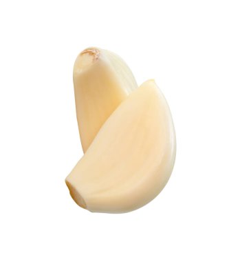 Soyulmuş beyaz sarımsak karanfillerinin üst görünümü kırpma yolu ile beyaz arkaplanda izole edilir.