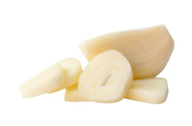 Dilimlenmiş beyaz sarımsak karanfillerinin yan görünümü kesme yolu ile beyaz arkaplanda izole edilmiştir.