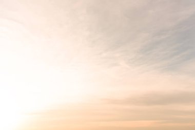 Güzel sabah ya da akşam portakal rengi gökyüzü günbatımları ya da günbatımları dekoratif sanat eserlerinde doğal arkaplan dokusu olarak kullanıldığında