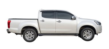 Beyaz kamyonetin yan görüntüsü kırpma yolu ile beyaz arkaplanda izole edilmiştir.