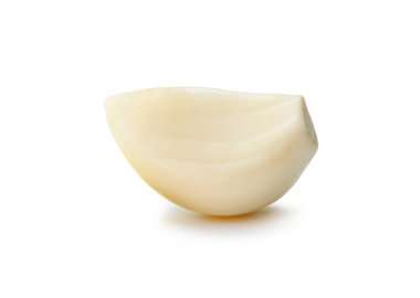 Soyulmuş sarımsak karanfilinin yan görünümü kırpma yolu ile beyaz arkaplanda izole edilir.