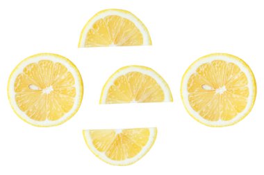 Üst görünüm taze sarı limon meyveleri yarım ve dilimler veya çeyrek şekil beyaz arka planda kırpma yolu ile izole edilir.