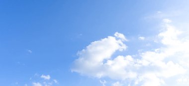 Sabahları veya akşamları bulutların garip şekilli güzel mavi gökyüzü dekoratif sanat eserlerinde doğal arkaplan dokusu olarak kullanılır.