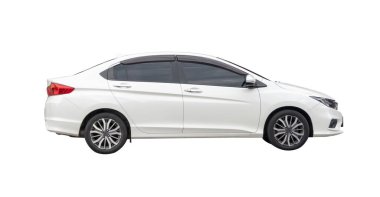 Beyaz sedan aracın yan görünümü kırpma yolu ile beyaz arkaplanda izole edilmiştir.