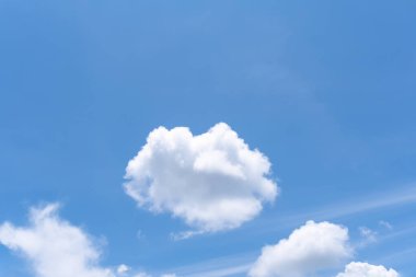 Sabahları ya da akşamları bulutların garip şekilli güzel mavi gökyüzünün alçak açısı dekoratif sanat eserlerinde doğal arka plan dokusu olarak kullanılır..