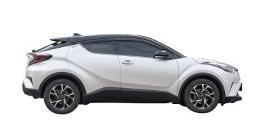 Beyaz hatchback arabasının yan görünümü kırpma yolu ile beyaz arkaplanda izole edilmiştir.