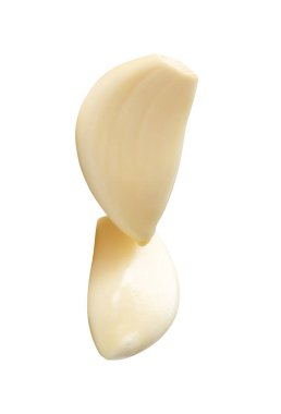 Üst görünüm beyaz kabuklu sarımsak karanfil yığın içinde kırpma yolu ile izole png dosya biçiminde.