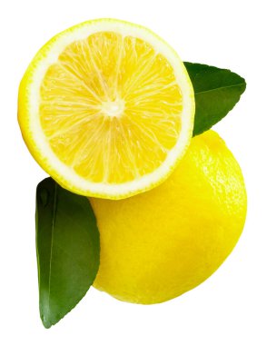 Yarısı yeşil yapraklı taze sarı limon meyvesinin ön görünümü png dosya biçiminde kırpma yolu ile izole edilmiştir.