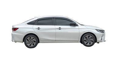 Beyaz sedan aracın yan görünümü kırpma yolu ile beyaz arkaplanda izole edilmiştir.