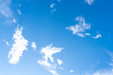 Sabahları ya da akşamları bulutların garip şekilli güzel mavi gökyüzünün alçak açısı dekoratif sanat eserlerinde doğal arka plan dokusu olarak kullanılır..