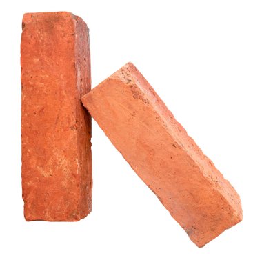 Yığındaki eski kırmızı veya turuncu tuğlaların yan görünümü png dosya biçimindeki kırpma yolu ile izole edilmiştir.