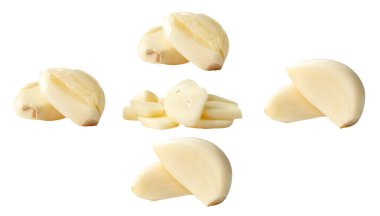 Yığınla dilimleri olan soyulmuş beyaz gailik karanfiller beyaz arka planda kırpma yolu ile izole edilir.