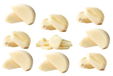 Yığınla dilimleri olan soyulmuş beyaz gailik karanfiller beyaz arka planda kırpma yolu ile izole edilir.