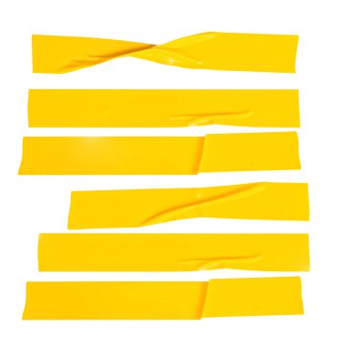 Kırışık ya da buruşuk sarı yapıştırıcı bant ya da şerit şeklinde kumaş bantların üst görünümü kırpma yolu ile beyaz arkaplanda izole edilmiştir..