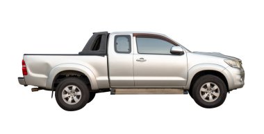 Gümüş kamyonetin yan görüntüsü kırpma yolu ile beyaz arka planda izole edilmiştir.