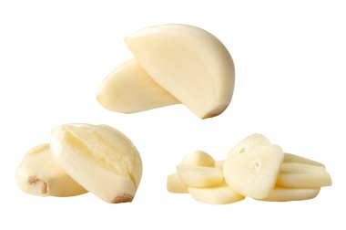 Yığınla dilimleri olan soyulmuş beyaz gailik karanfiller beyaz arka planda kırpma yolu ile izole edilir.