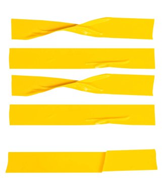 Kırışık ya da buruşuk sarı yapıştırıcı bant ya da şerit şeklinde kumaş bantların üst görünümü kırpma yolu ile beyaz arkaplanda izole edilmiştir..