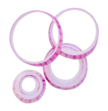 Üst görünüm kırmızı soğan dilimleri veya yığın içindeki soğan halkaları kırpma yolu ile beyaz arkaplanda izole edilir.