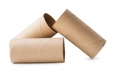 Kullanılan kağıt mendilleri beyaz arkaplanda kırpma yolu ile izole edildikten sonra kahverengi kağıt çekirdekleri yığın içinde yan görünüm.