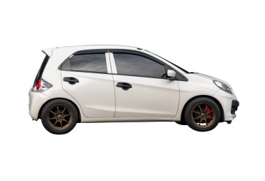 Beyaz mini veya küçük arabanın yan görünümü kırpma yolu ile beyaz arkaplanda izole edilir.