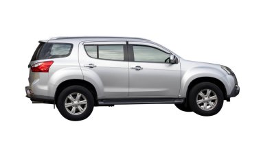 Beyaz veya gümüş SUV aracın yan görünümü kırpma yolu ile beyaz arkaplan üzerinde izole edilir.