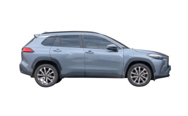 Açık mavi hatchback arabasının yan görünümü kırpma yolu ile beyaz arkaplanda izole edilmiştir.