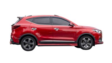 Mini kırmızı SUV aracının yan görünümü kırpma yolu ile beyaz zemin üzerinde izole edilmiştir.