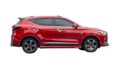 Png dosya biçiminde kırpma yolu ile izole edilmiş mini kırmızı SUV arabasının yan görünümü