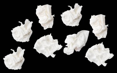 Üst görünüm vida veya buruşmuş beyaz kağıt top siyah arka planda kırpma yolu ile izole edilir.