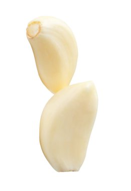 Soyulmuş sarımsak karanfilleri beyaz arkaplanda kırpma yolu ile izole edilir.