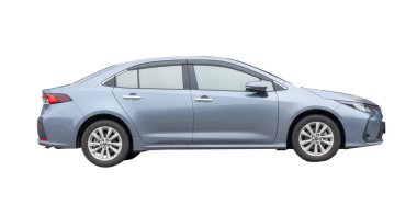 Koyu mavi sedan arabanın yan görüntüsü kırpma yolu ile beyaz arkaplanda izole edilmiştir..