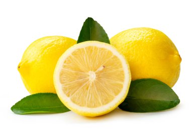 Yarısı sarı limon meyvelerinin ön görüntüsü ve yığın halinde yapraklar kırpma yolu ile beyaz arka planda izole edilir.