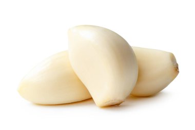 Soyulmuş sarımsak karanfillerinin yan görünümü kırpma yolu ile beyaz arkaplanda izole edilir.