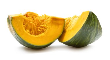 Taze yeşil Japon balkabağı dilimleri ya da parçalarının yan görüntüsü kesme yolu ile beyaz arka planda izole edilmiştir..