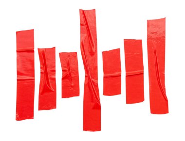 Kırışık veya buruşuk kırmızı bez bantlardan oluşan üst görünüm kümesi veya şerit şeklinde yapıştırıcı bant, kırpma yolu ile beyaz arkaplanda izole edilmiştir..