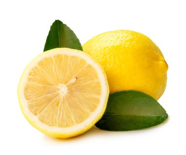 Sarı limon meyvesinin ön görüntüsü yarım ve yeşil yapraklar yığın halinde beyaz arka planda kırpma yolu ile izole edilir.