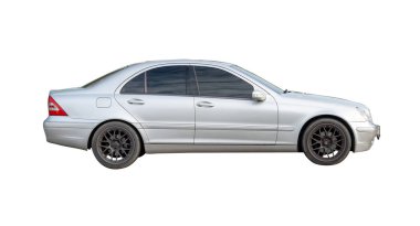 Gümüş sedan aracın yan görünümü kırpma yolu ile beyaz arkaplanda izole edilmiştir.