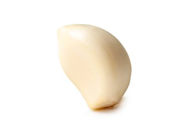 Soyulmuş sarımsak karanfilinin yan görünümü kırpma yolu ile beyaz arkaplanda izole edilir.