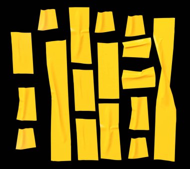 Kırışık ya da buruşuk sarı yapıştırıcı bant ya da şerit şeklinde kumaş bant kümesi siyah arkaplanda kırpma yolu ile izole edilmiştir..