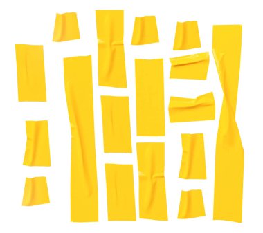 Kırışık ya da buruşuk sarı yapıştırıcı bant ya da şerit şeklinde kumaş bantların üst görünümü kırpma yolu ile beyaz arkaplanda izole edilmiştir..