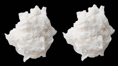 Üst görünüm vida veya buruşmuş beyaz kağıt top siyah arka planda kırpma yolu ile izole edilir.