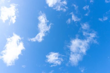 Güzel mavi gökyüzünün düşük açılı görüntüsü sabahları ya da akşamları garip şekilli güneşli günlerde dekoratif sanat eserlerinde doğal arkaplan dokusu olarak kullanılır..